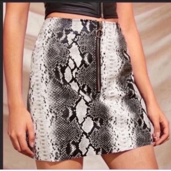 NWOT Snake Print Skirt  Size Small - Picture 9 of 9